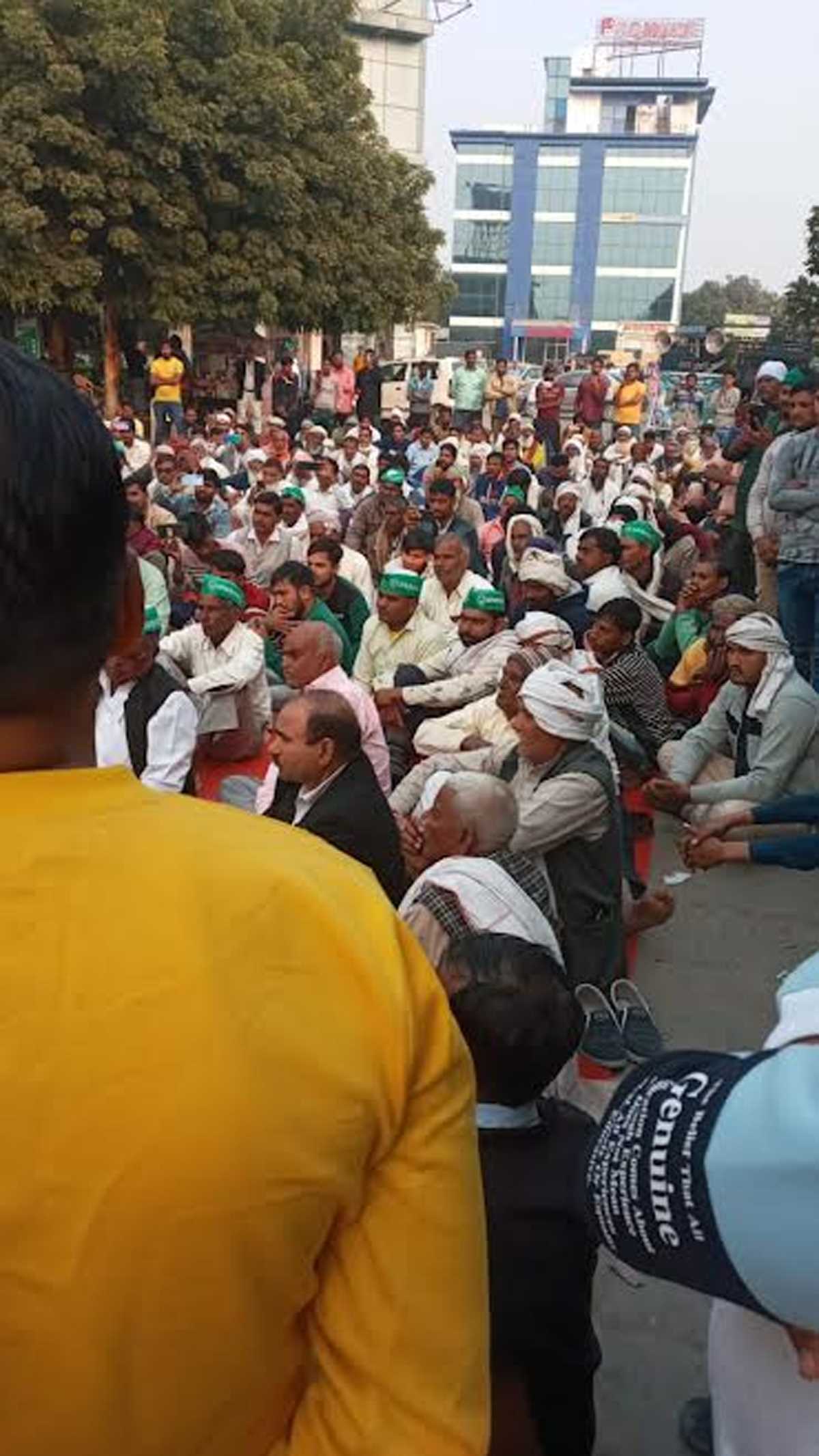 किसानों ने मुआवजे को लेकर यमुना प्राधिकरण का घेराव